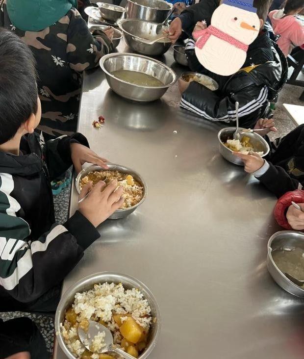 北京下死命令了：在2027年底前，所有中小学必须告别“校外配餐”
