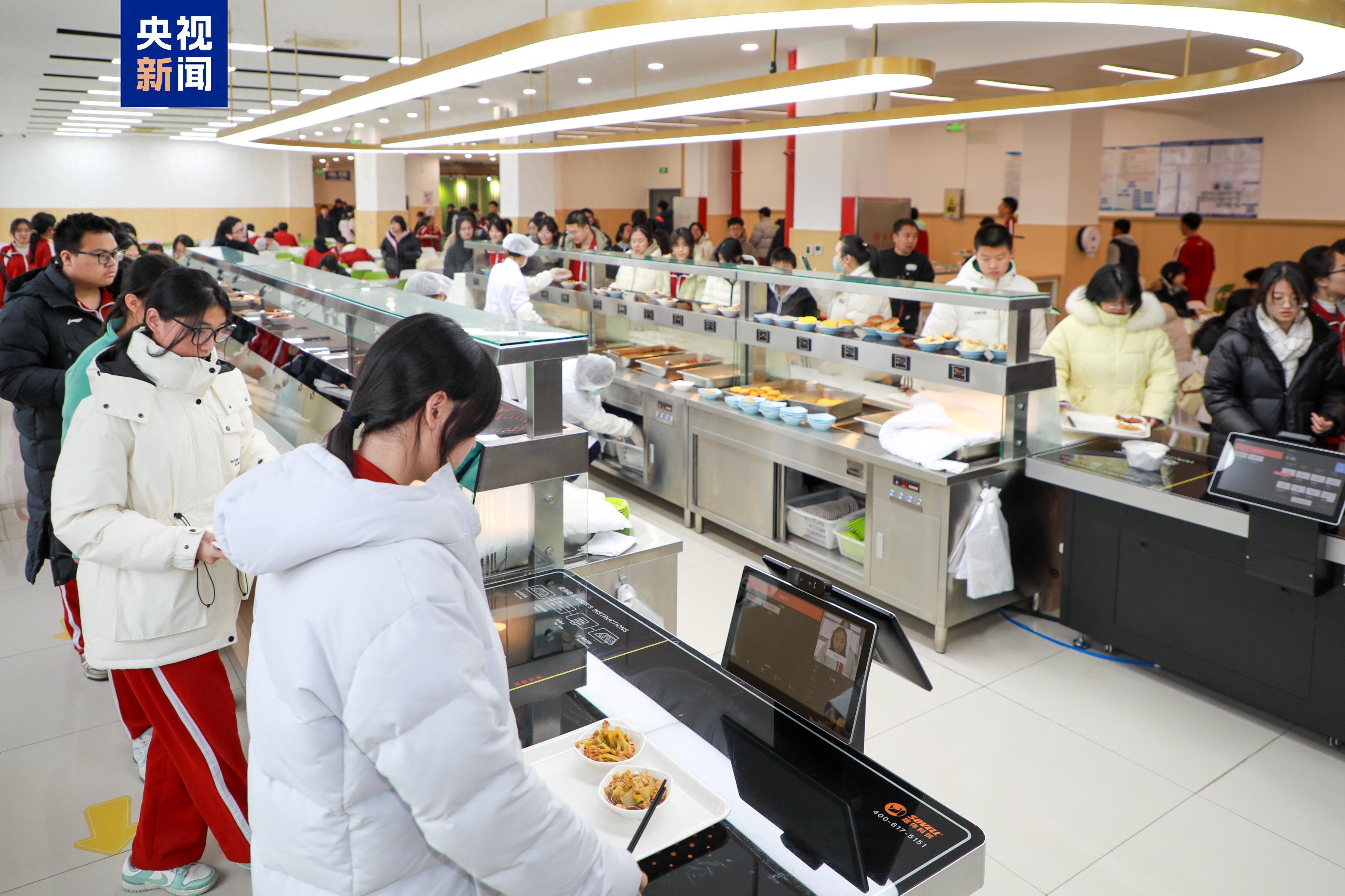 北京下死命令了：在2027年底前，所有中小学必须告别“校外配餐”