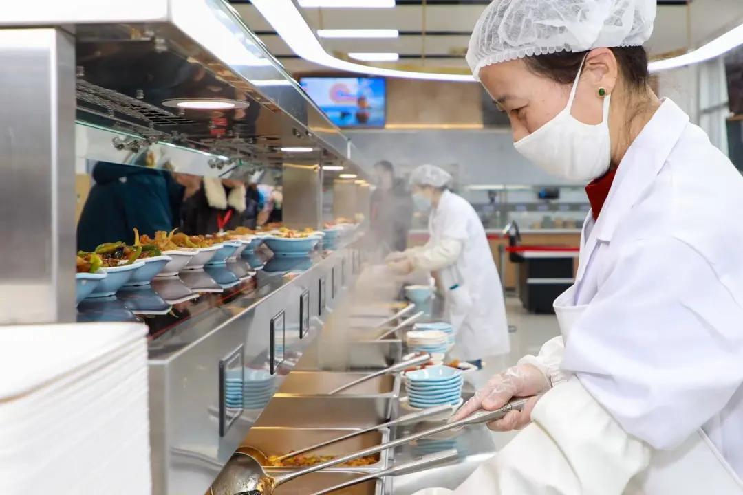 北京下死命令了：在2027年底前，所有中小学必须告别“校外配餐”