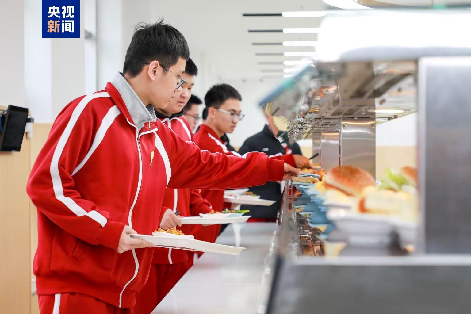 北京下死命令了：在2027年底前，所有中小学必须告别“校外配餐”