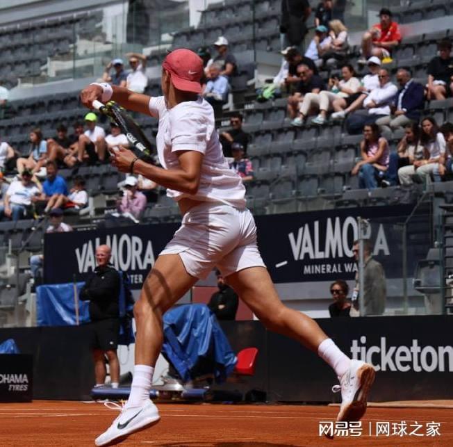 华体会中心-阿卡淘汰卢布与菲斯争冠，高芙遭小白菜双杀，梅总向小钱抛橄榄枝