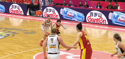 华体会官方-笑喷!比利时女篮球员冲撞张子宇,结果自己人仰马翻受伤离场