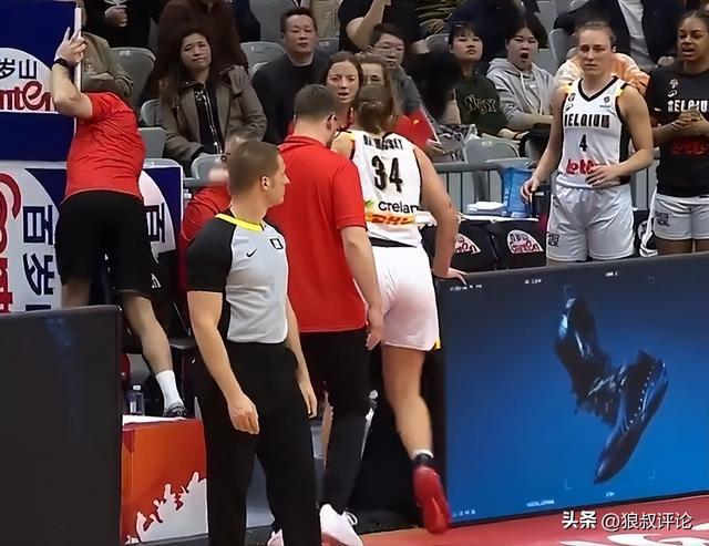 华体会官方-笑喷!比利时女篮球员冲撞张子宇,结果自己人仰马翻受伤离场